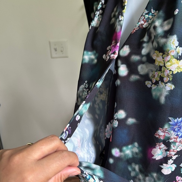 ✨3 for $18✨ H&M Black and Pink Floral Faux Wrap Blouse - Picture 6 of 7